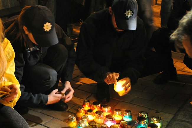 Запали свічку- в Киеве состоялась акция памяти павших защитников Украины 02