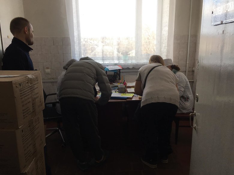 На Сумщині госпіталізували перших поранених українських бійців. Сотні громадян прийшли до лікарні, щоб здати кров 03