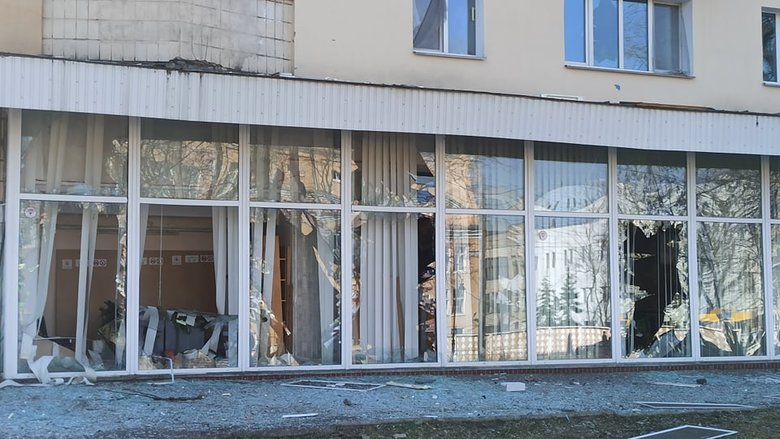 Наслідки падіння збитої російської крилатої ракети на Куренівку в Києві 09