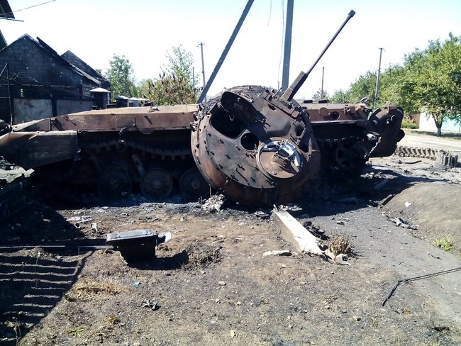 Украинские воины в 2014 году достали из болота брошенный террористами танк: его путь удалось проследить от самой России 05