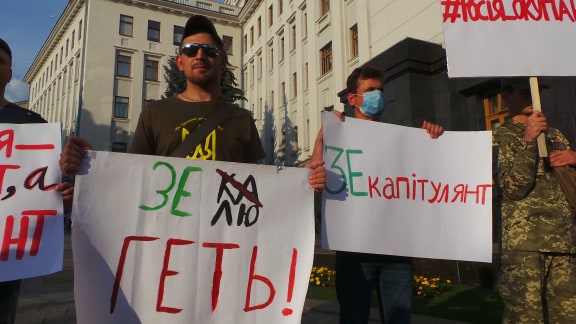 Под Офисом Зеленского в Киеве проходит акция протеста против условий прекращения огня на Донбассе 14