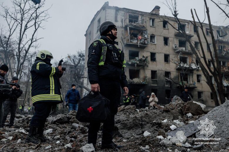 Рятувальники деблоковують людей зі зруйнованих будинків у Харкові