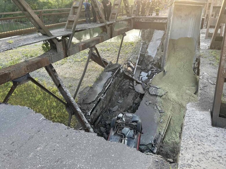 На Закарпатье во время движения автомобилей обрушился мост через реку Тересва (обновлено) 05