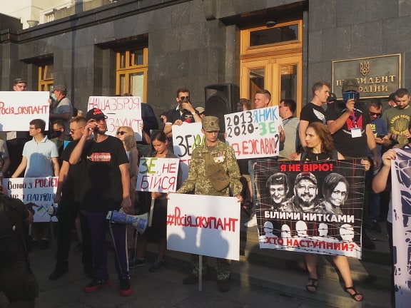 Под Офисом Зеленского в Киеве проходит акция протеста против условий прекращения огня на Донбассе 03