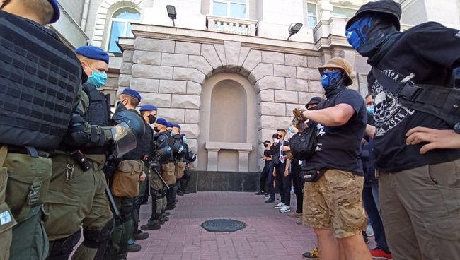 Націоналісти й анархісти мітингували під СБУ за і проти депортації білоруського активіста Боленкова 12