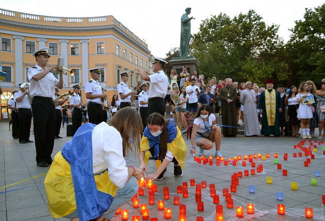В центре Одессы прошла акция памяти военных, погибших на Донбассе 01