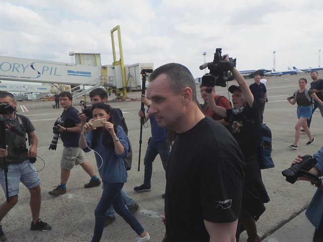Освобожденные украинцы прилетели в Киев 20