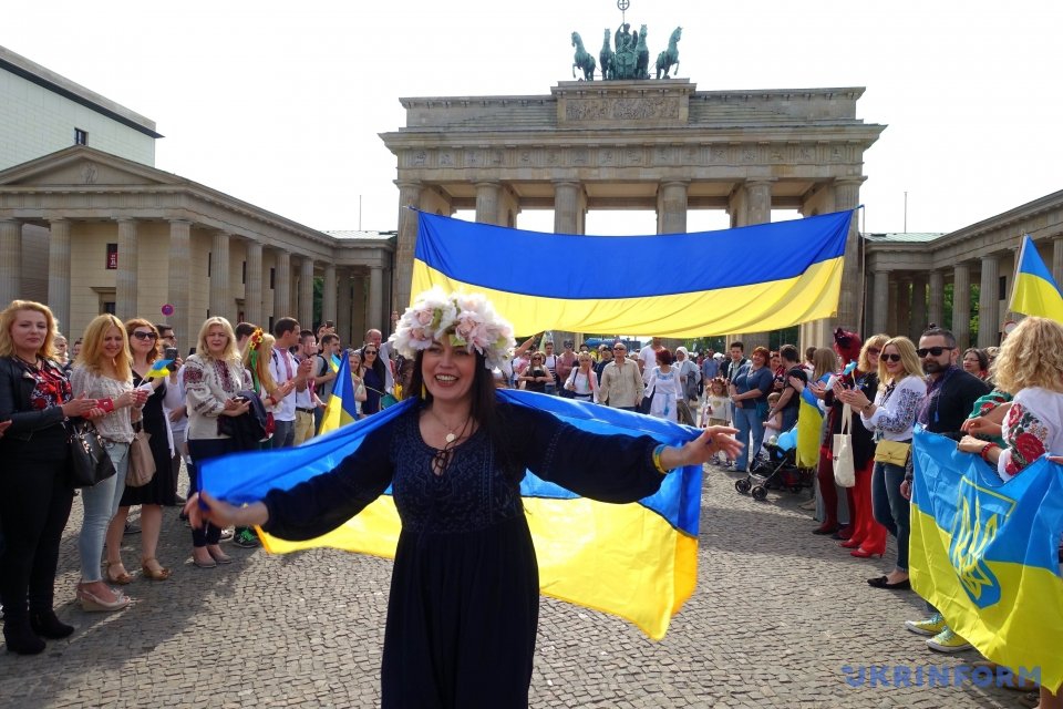 Украинец д. Украинцы в Берлине. Немцы за Украину. Украинцы живущие в Германии. Хохлы в Германии.