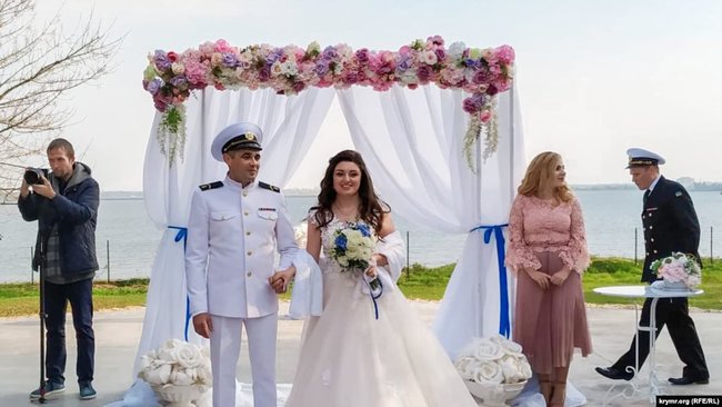 Звільнений із полону моряк Беспальченко зіграв весілля 01