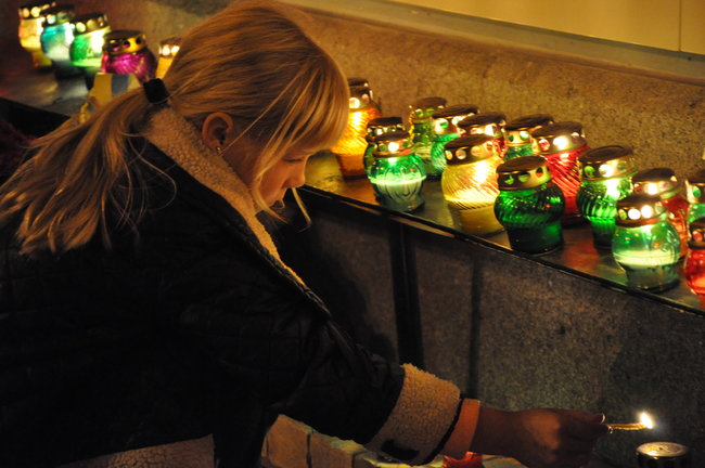 Запали свічку- в Киеве состоялась акция памяти павших защитников Украины 06