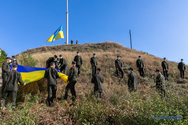 На Хортиці військовослужбовці Нацгвардії розгорнули 100-метровий прапор України 07