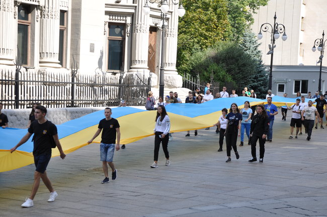 Самый большой флаг Украины пронесли по центру Киева 10