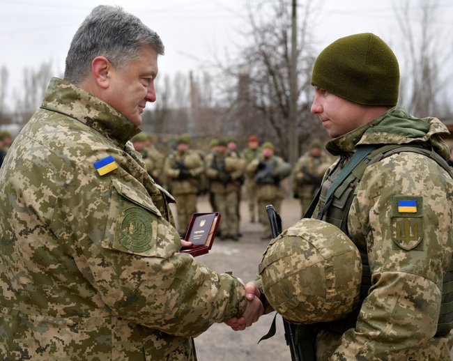 Порошенко на Донбассе вручил государственные награды украинским военнослужащим 05