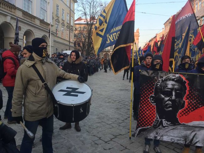Националисты провели во Львове факельное шествие в годовщину гибели Шухевича 01