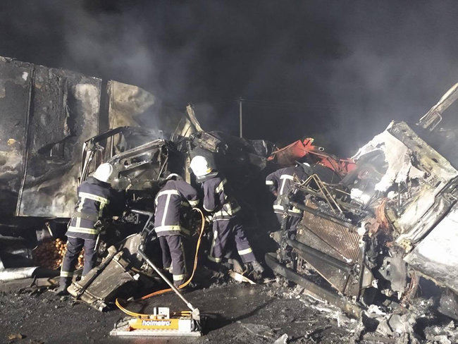 Дві вантажівки зіткнулися і загорілися на Миколаївщині, загинули дві людини, - ДСНС 03