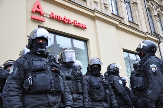 Акция Смерть России!: Националисты забросали камнями здание Россотрудничества и двух банков в Киеве 22