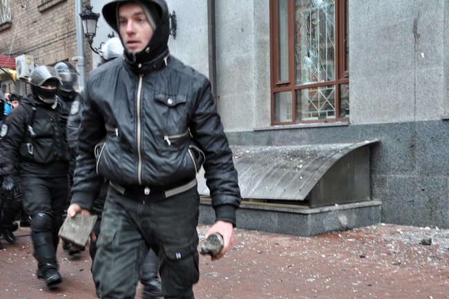 Акция Смерть России!: Националисты забросали камнями здание Россотрудничества и двух банков в Киеве 25