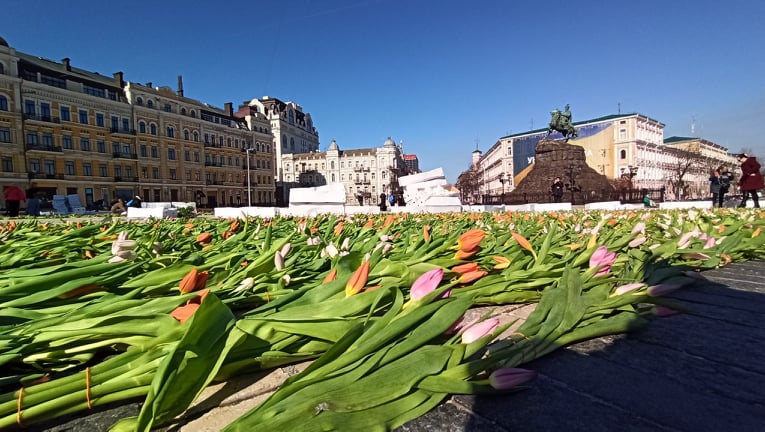 На Софійській площі в Києві виклали герб України з 1,5 млн квітів на честь жінок, які допомагають фронту 21