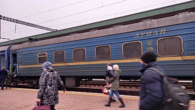 Грязь оказалась древней и устойчивой: датчанин купил швабру и самостоятельно помыл окно поезда Укрзализныци 04