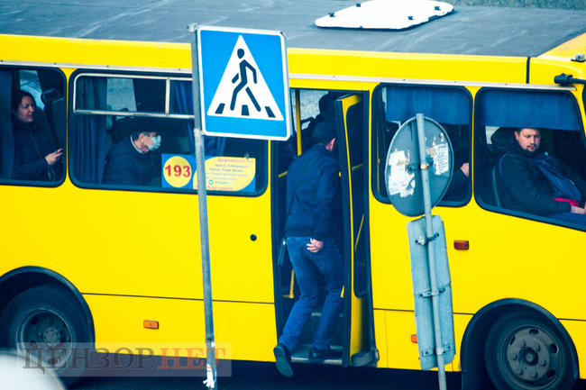 Переполненные маршрутки, штурмующие автобус пассажиры и люди без масок: общественный транспорт Киева в условиях карантина 08