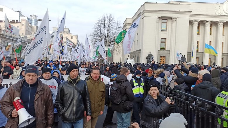 Акція SaveФОП у центрі Києва: мітингувальників відтіснили із Хрещатика, вони прямують під Раду 23