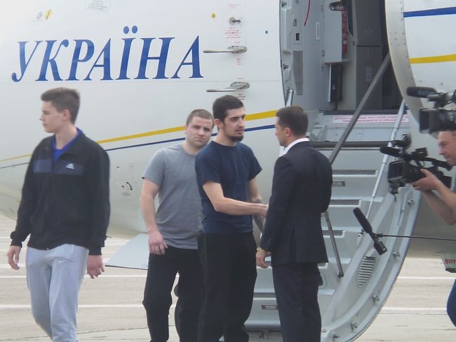 Освобожденные украинцы прилетели в Киев 05