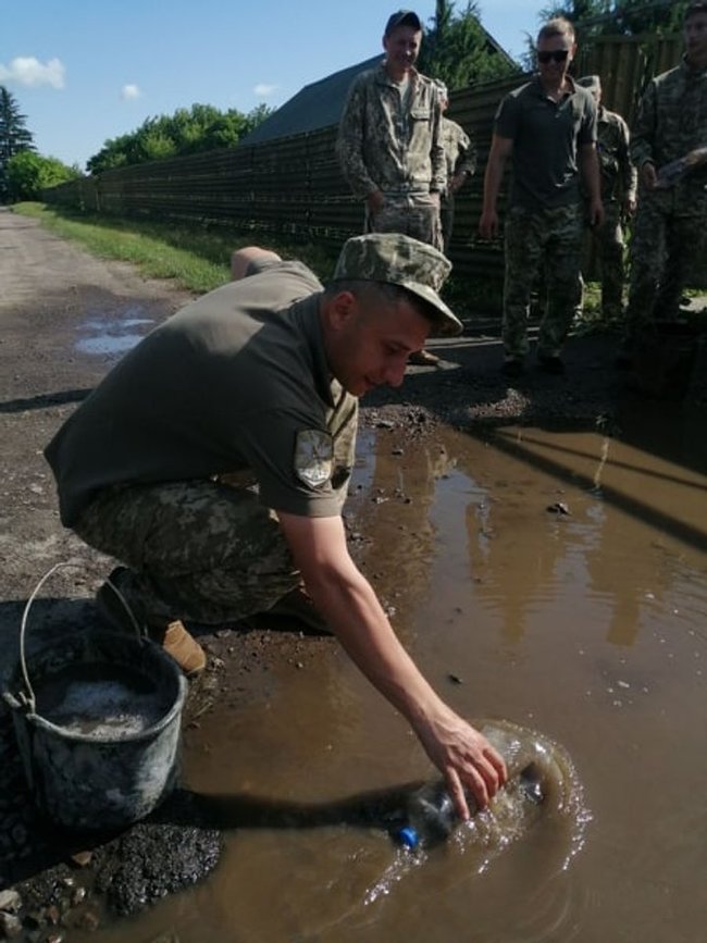 Военные в Луцке перед визитом Зеленского вычерпывали воду из луж 02