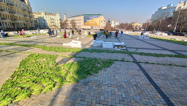 На Софійській площі в Києві виклали герб України з 1,5 млн квітів на честь жінок, які допомагають фронту 12