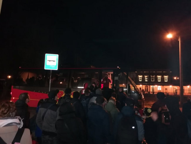 Польша закрыла границу: сотни украинцев не могут выехать, посольство составляет списки 02