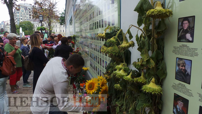 День Памяти павших защитников Украины: в Киеве возле Стены памяти проходят мемориальные мероприятия в память о жертвах Иловайской трагедии 19
