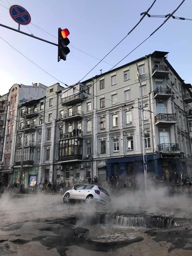 В центре Киева прорвало трубу с горячей водой. Несколько машин провалилось под асфальт 01