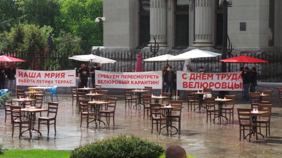 Ресторанний протест під Офісом Зеленського - Банкову заставили столиками з їжею 07