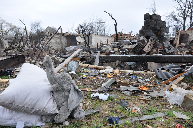 Несколькометровые воронки и разрушенные дома: последствия обстрела Чернигова российскими оккупантами 58