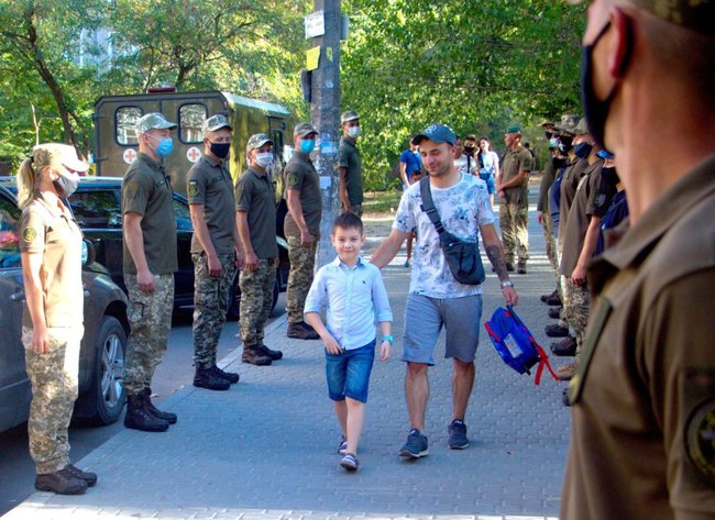 Равнение на сына морского пехотинца!: военные отвели в школу сына погибшего в 2014 году подполковника Загребельного 01