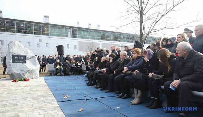 Памятник жертвам сбитого иранскими военными самолета МАУ открыли в Борисполе 05