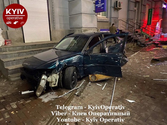 Opel на евробляхах в Киеве протаранил Chevrolet, вылетел на тротуар и снес ряд ларьков: водитель сбежал 03