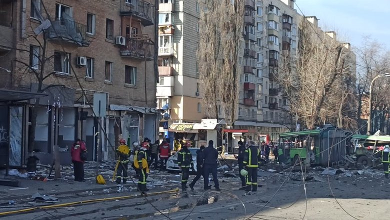 Наслідки падіння збитої російської крилатої ракети на Куренівку в Києві 20