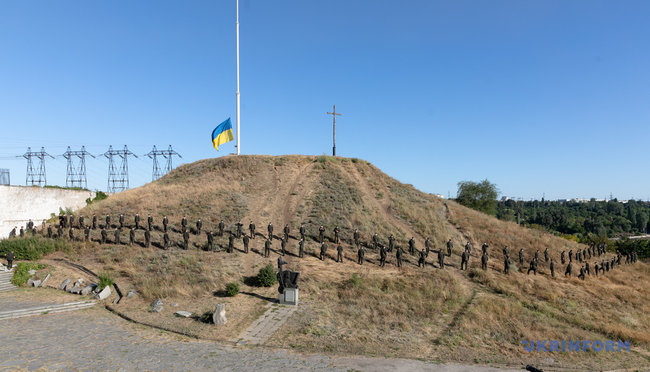 На Хортиці військовослужбовці Нацгвардії розгорнули 100-метровий прапор України 04