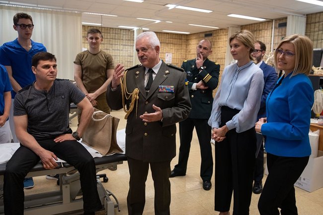 Олена Зеленська відвідала поранених українських військових, які проходять курс лікування в Бельгії 02