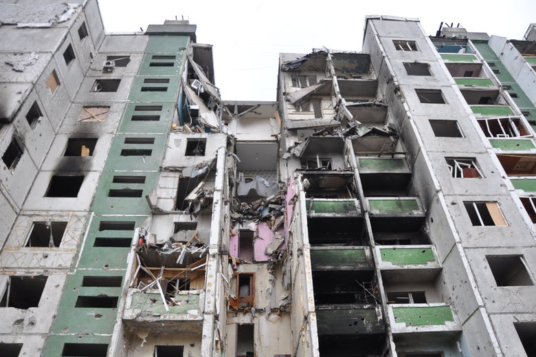 Несколькометровые воронки и разрушенные дома: последствия обстрела Чернигова российскими оккупантами 44