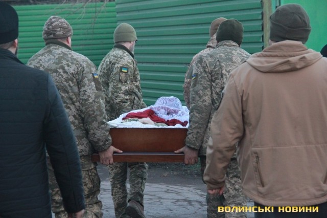 Побратими попрощалися із загиблим українським воїном Миколою Сорочуком у Маріуполі 02