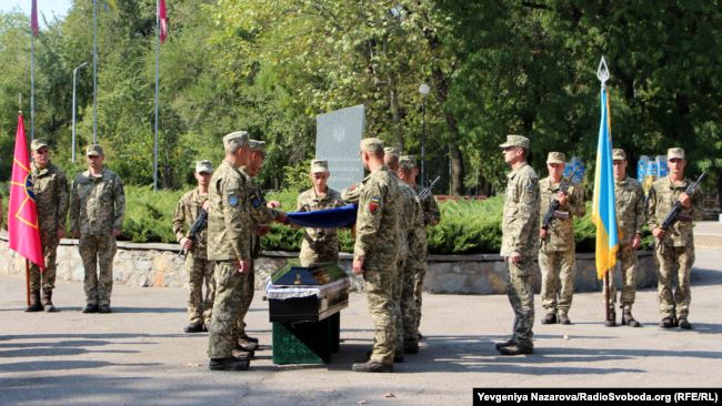 З померлим після важкого поранення на Донбасі воїном із 503-го ОБМП Костянтином Оверком попрощалися в Запоріжжі 03