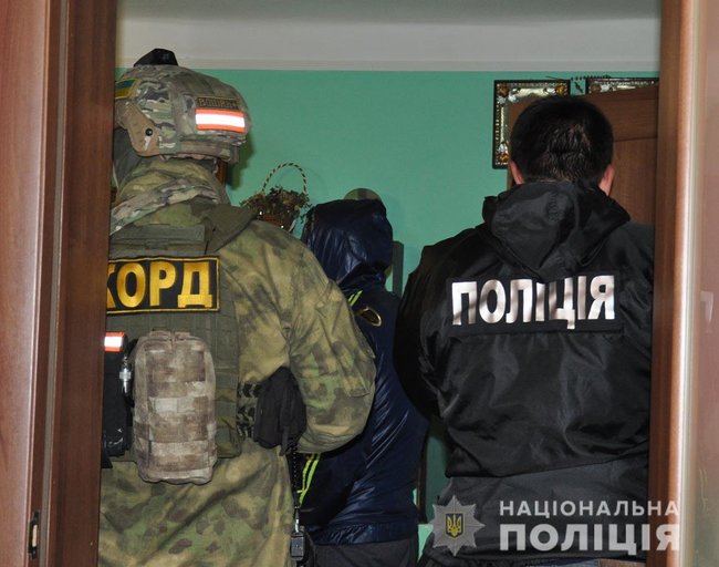 Поліція затримала велику групу наркоторговців на Буковині: вилучено наркотиків на 10 млн грн і зброю 02