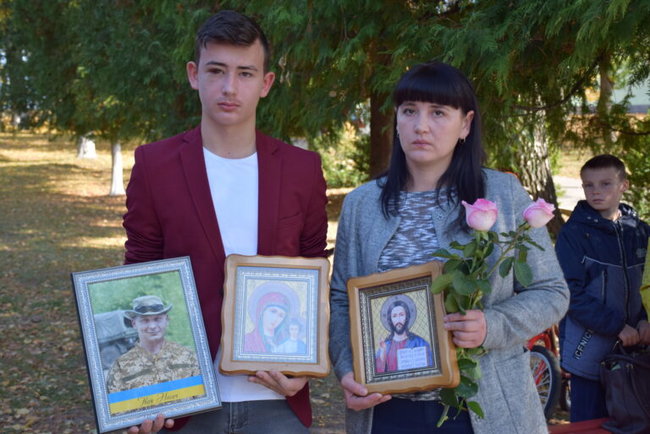 Мемориальную доску погибшему на Донбассе воину Ивану Носачу открыли в Черкасской области 06