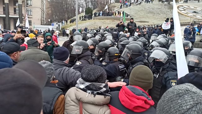 Протест ФОПів: Правоохоронці спробували демонтувати намети - застосовували сльозогінний газ 19
