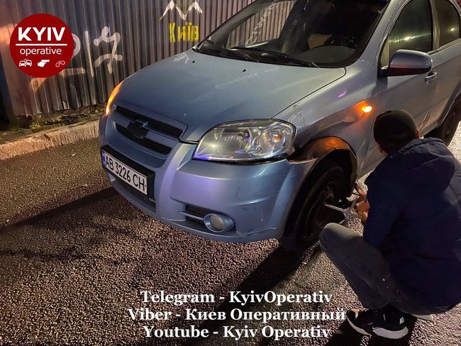 Opel на евробляхах в Киеве протаранил Chevrolet, вылетел на тротуар и снес ряд ларьков: водитель сбежал 09