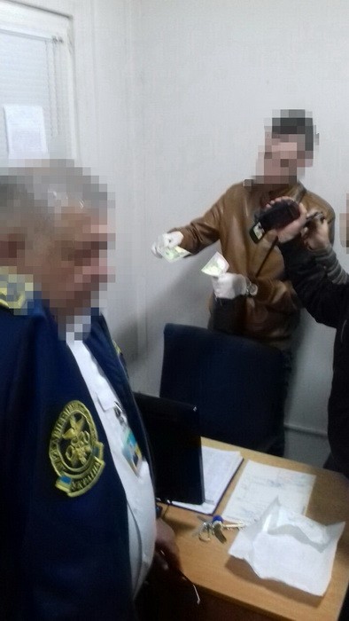 Двое таможенников задержаны на Львовщине при получении 8 тыс. грн взятки, - СБУ 01