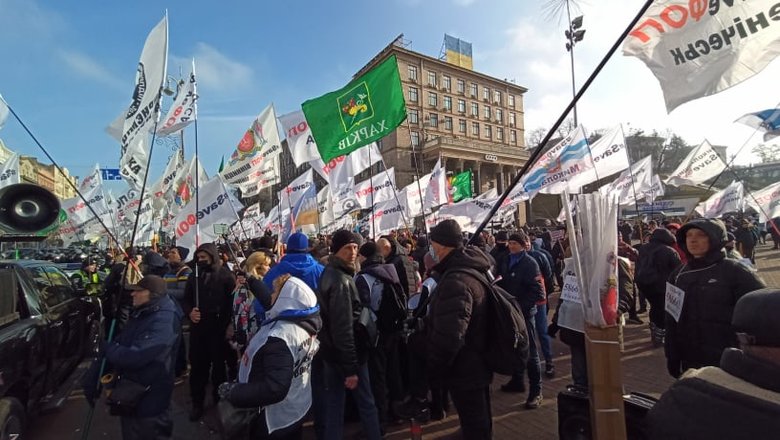 Акція SaveФОП у центрі Києва: мітингувальників відтіснили із Хрещатика, вони прямують під Раду 40