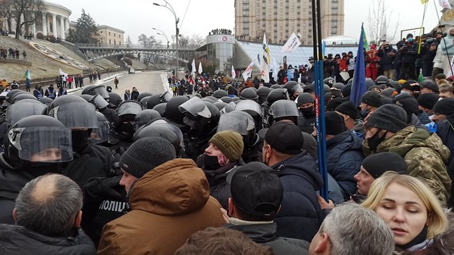 Протест ФОПів: Правоохоронці спробували демонтувати намети - застосовували сльозогінний газ 03