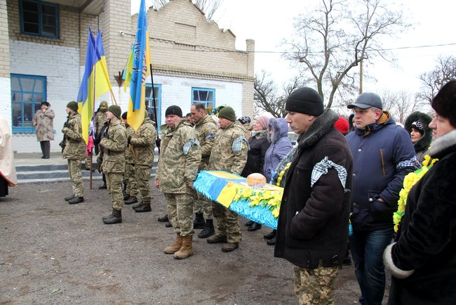 С погибшим от пули снайпера воином 57-й ОМПБр Сергеем Гузенко простились на Херсонщине 05